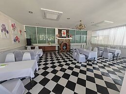 Kenikar Raintree Residence Hotel