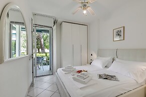 Max House