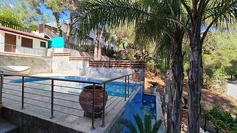 Charming Villa in Moniatis, Cyprus - Private Pool & Garden