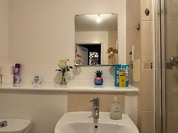 Pet Friendly - 4 Guests - Free Parking