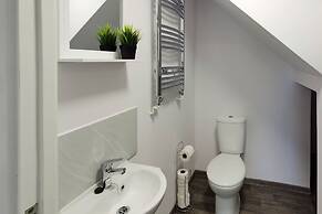 4BR Contractor Accommodation w 4 Bathroom