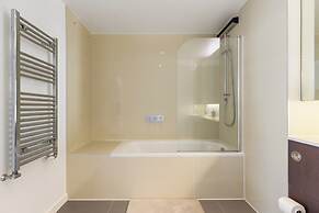 2 Bed-sleeps 4-balcony-family Friendly