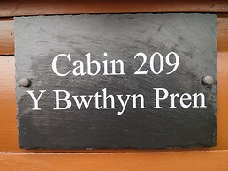 Y Bwthyn Pren, Cabin 209,