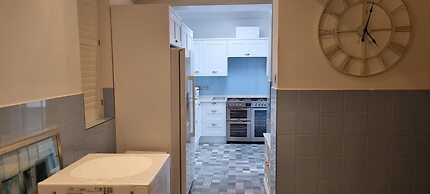 8 Guests - Free Parking - Full Equipped House