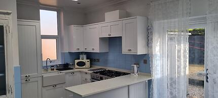 8 Guests - Free Parking - Full Equipped House