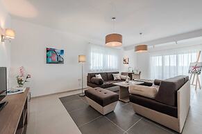 Luxury Escape With Swimming Pool & Modern Design