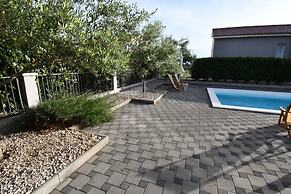 Luxury Escape With Swimming Pool & Modern Design