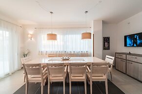 Luxury Escape With Swimming Pool & Modern Design