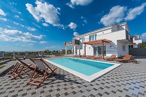 Luxury Escape With Swimming Pool & Modern Design