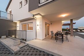 Luxury Escape With Swimming Pool & Modern Design