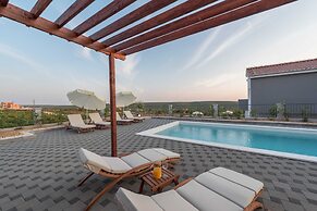 Luxury Escape With Swimming Pool & Modern Design