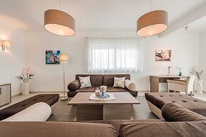 Luxury Escape With Swimming Pool & Modern Design