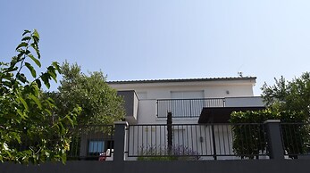 Luxury Escape With Swimming Pool & Modern Design