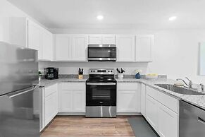 Springhill Retreat! 3 Bed, 2 Bath!