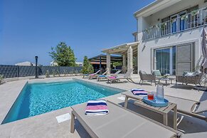Villa Aria With Pool and Whirlpool
