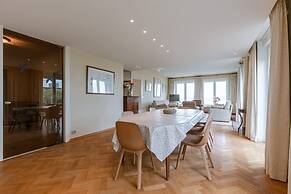 Huswell - Stunning Views Prime Location