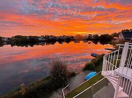 Cotswolds Lakeside Home-Summer Lake