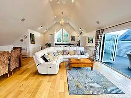 Cotswolds Lakeside Home-Summer Lake