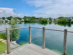Cotswolds Lakeside Home-Summer Lake
