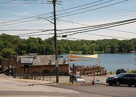 Lakeview Getaway With Hot Tub