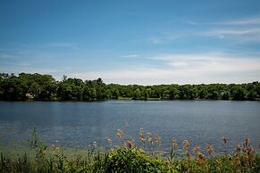 Lakeview Getaway With Hot Tub