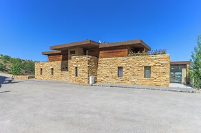 RedRock Faqra - Mountain Getaway Residences W Pool & Balconies