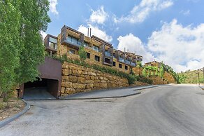 RedRock Faqra - Mountain Getaway Residences W Pool & Balconies