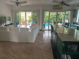 Hidden Villa Oasis Private Pool 2km to Beach&mall