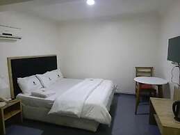La Monde Hotel and Suites