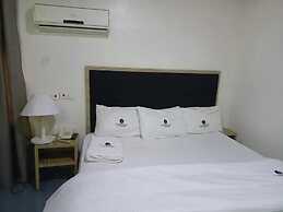 La Monde Hotel and Suites