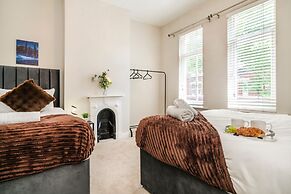 Cosy 4-bed - Sleeps 7, Garden & Pet-friendly
