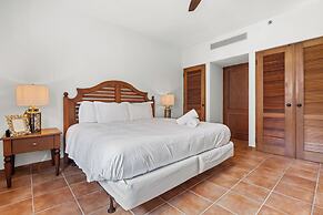 Golf Course Access Balcony Infinity Pool