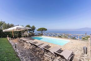 Giulia 3 Villa Apartment Shared Pool Sea Views