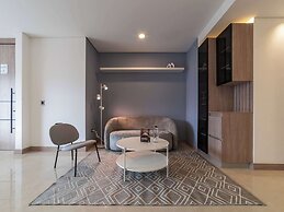 w Elegant 3BR w Outdoor Balcony