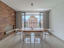w Elegant 3BR w Outdoor Balcony