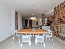 w Elegant 3BR w Outdoor Balcony
