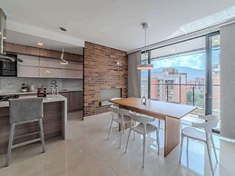 w Elegant 3BR w Outdoor Balcony