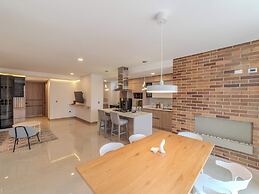 w Elegant 3BR w Outdoor Balcony