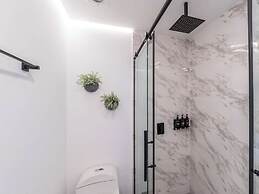 w Elegant 3BR w Outdoor Balcony