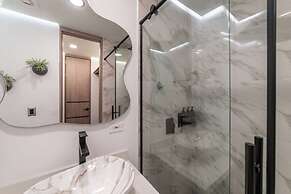 w Elegant 3BR w Outdoor Balcony