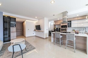 w Elegant 3BR w Outdoor Balcony