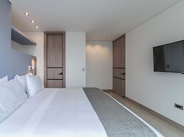 w Elegant 3BR w Outdoor Balcony