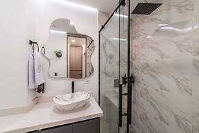 w Elegant 3BR w Outdoor Balcony