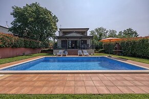 Villa Kristina With Pool