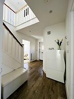 Horley Hideaway - 4 Bedroom House- Sleeps 7