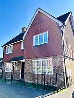 Horley Hideaway - 4 Bedroom House- Sleeps 7