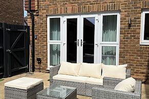 Horley Hideaway - 4 Bedroom House- Sleeps 7