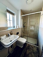Horley Hideaway - 4 Bedroom House- Sleeps 7