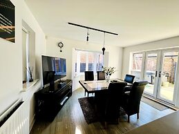 Horley Hideaway - 4 Bedroom House- Sleeps 7