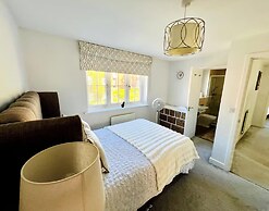 Horley Hideaway - 4 Bedroom House- Sleeps 7